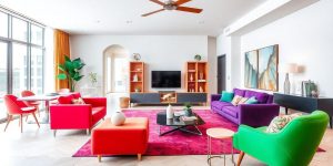 Design interior modern cu mobilier elegant și culori vibrante.