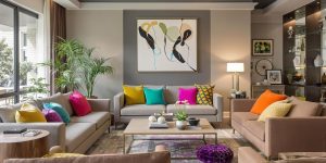 Cameră de zi modernă cu mobilă elegantă și plante.