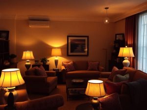 Iluminat cald și atmosferă plăcută în interior.