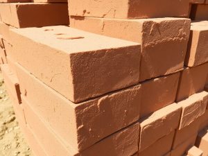 Cărămizi nearsă pe un șantier