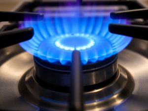 Flacăra unui aragaz aprinsă puternic.