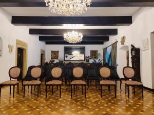 În lumea afacerilor moderne, succesul unei conferințe depinde nu doar de conținutul prezentărilor, ci și de atmosfera, confortul și profesionalismul organizării. La EkoGroup Vila București, eleganța, discreția și tehnologia modernă se combină perfect pentru a oferi companiilor cadrul ideal pentru conferințe corporate private și events de top. Cu o locație centrală, servicii premium și o echipă dedicată, vila a devenit un reper pentru companiile care caută excelență și rafinament în organizarea evenimentelor business. EkoGroup Vila – locație exclusivistă pentru conferințe corporate private Situată pe Strada Polonă nr. 19, în inima Bucureștiului, EkoGroup Vila este o clădire elegantă, cu o atmosferă sofisticată și servicii personalizate. Este locul unde companiile pot organiza conferințe corporate într-un cadru intim, rafinat și perfect echilibrat între clasic și modern. Facilități și avantaje săli elegante, complet echipate pentru prezentări și sesiuni corporate; curte interioară ideală pentru recepții și networking în aer liber; echipamente audio-video de ultimă generație; conexiune Wi-Fi de mare viteză și suport tehnic permanent; catering premium și pauze de cafea personalizate; spații de relaxare și zone dedicate discuțiilor private. Prin atenția la detalii și serviciile de top, EkoGroup Vila oferă o experiență completă pentru conferințe corporate și events business desfășurate impecabil. Conferințe corporate planificate cu profesionalism La EkoGroup Vila, fiecare conferință este mai mult decât un simplu eveniment – este o experiență construită cu grijă, adaptată nevoilor fiecărei companii. Echipa oferă consultanță completă, de la concept și planificare până la execuția impecabilă din ziua evenimentului. Servicii oferite planificare completă pentru conferințe corporate și business events; amenajare elegantă și design personalizat în funcție de tematică; catering gourmet și coffee break-uri rafinate; echipamente moderne pentru proiecții, prezentări și videoconferințe; traducere simultană și asistență tehnică completă; suport logistic și coordonare pe toată durata evenimentului. Prin profesionalism și atenție la detalii, EkoGroup Vila garantează desfășurarea impecabilă a fiecărei conferințe corporate. EkoGroup Vila – partenerul ideal pentru companii și evenimente business Companiile care aleg EkoGroup Vila pentru conferințele lor beneficiază de un partener dedicat, care înțelege importanța fiecărui detaliu. Aici, evenimentele sunt gândite pentru a reflecta profesionalismul, eleganța și valorile brandului. Avantaje pentru companii ✔️ Poziționare centrală, în zona premium a Bucureștiului; ✔️ Locație elegantă, potrivită pentru conferințe corporate private; ✔️ Servicii all-inclusive oferite de profesioniști cu experiență; ✔️ Echipamente tehnice moderne și logistică completă; ✔️ Atmosferă rafinată, ideală pentru networking și colaborare; ✔️ Posibilitatea organizării de evenimente indoor și outdoor. Prin servicii impecabile și o ambianță exclusivistă, EkoGroup Vila se impune ca una dintre cele mai apreciate locații pentru events corporate din capitală. Tipuri de events desfășurate la EkoGroup Vila conferințe corporate și seminarii executive; workshop-uri tematice și traininguri; recepții de firmă și cocktailuri business; întâlniri internaționale și evenimente private; lansări de brand și produse; prezentări și business networking. Indiferent de scopul evenimentului, EkoGroup Vila oferă soluții personalizate, servicii integrate și o atmosferă elegantă. FAQ – Întrebări frecvente 1. Ce tipuri de conferințe pot fi organizate la EkoGroup Vila? Conferințe corporate, seminarii, workshop-uri și întâlniri internaționale. 2. Locația oferă servicii all-inclusive? Da. Vila oferă servicii complete – de la planificare și decor, până la catering și logistică. 3. Este potrivită pentru evenimente internaționale? Absolut. EkoGroup Vila dispune de echipamente moderne și personal specializat. 4. Se pot organiza conferințe private? Da. Spațiile oferă discreție totală și pot fi amenajate pentru evenimente restrânse sau executive. 5. Cum pot face o rezervare? Prin telefon la 0771 303 303 sau prin email la corporate@ekogroup.ro. EkoGroup Vila – eleganță și eficiență în conferințe corporate La EkoGroup Vila București, fiecare eveniment corporate este o expresie a profesionalismului și a rafinamentului. Cu o locație premium, servicii all-inclusive și o echipă dedicată, vila este alegerea ideală pentru companiile care organizează conferințe corporate private și events business de succes. 📍 Str. Polonă nr. 19, Sector 1, București 📞 Telefon / WhatsApp: 0771 303 303 📧 Email: corporate@ekogroup.ro 🌐 Vizitează site-ul oficial: EkoGroup Vila Transformă următoarea ta conferință corporate într-un eveniment elegant și memorabil – la EkoGroup Vila, locația unde profesionalismul și eleganța se întâlnesc pentru a crea events de excepție.